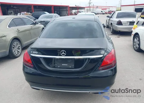 2019 Mercedes-Benz C 300 z USA, uszkodzony, nr VIN 55SWF8DB0KU307061